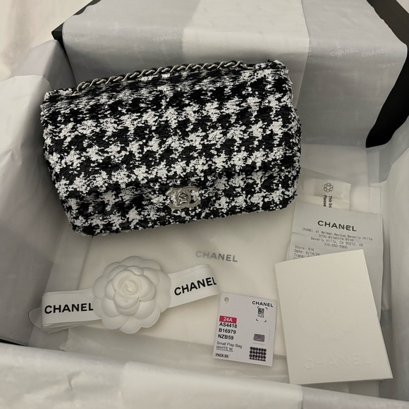 NWT 🖤 CHANEL 24A Black and White Houndstooth Sequin Mini Classic Flap Bag - Picture 3 of 16